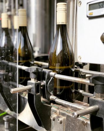 image:Image 10/source/orig/9429_6052_0_220318-lahvovani-vino-sklepy-kromeriz-3.jpg