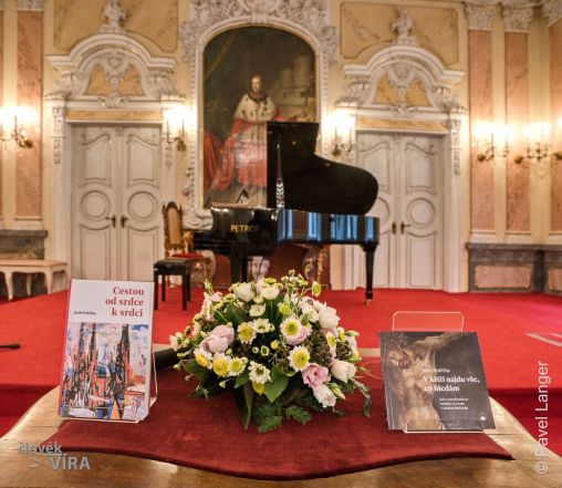 image:Image 10/source/orig/9508_220318-predstaveni-knihy-hrdlicka-00.jpg