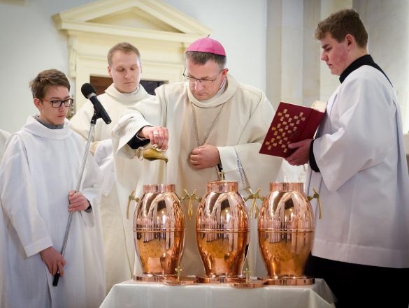 image:Image 11/source/orig/10473_7221_0_missa20chrismatis_zdenk_poruba2013.jpg