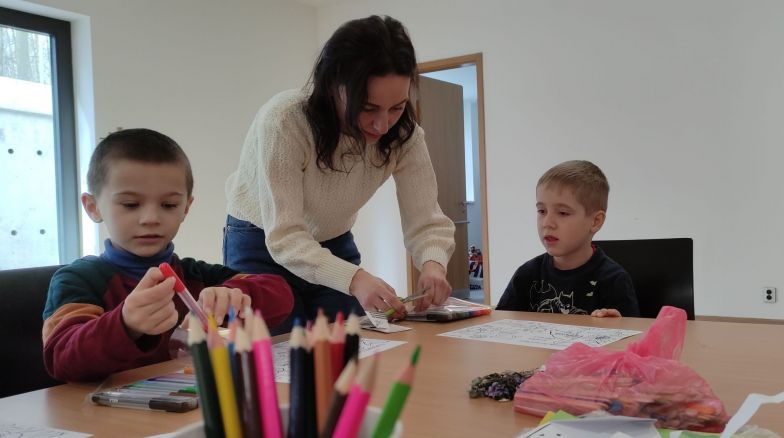 image:Image 11/source/orig/10581_dětská_psycholožka_Alexandra_s_dětmi.jpg