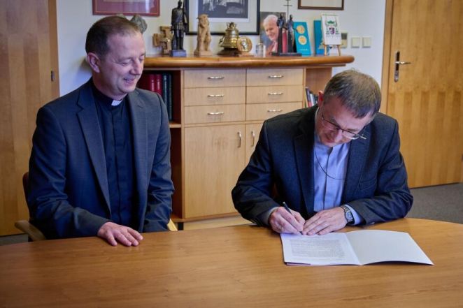 image:Image 12/source/orig/11727_8622_0_synoda_podpis_zaverecne_syntezy.jpg