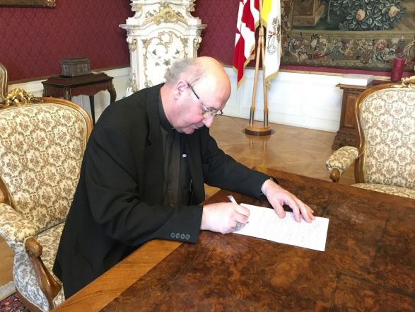 image:Image 12/source/orig/11818_8651_0_220520-podpis-synodalni-syntezy.jpg