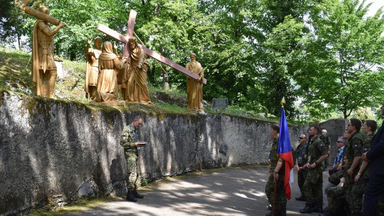 image:Image 12/source/orig/11936_vojaci-se-v-lurdech-modlili-za-mir.JPG