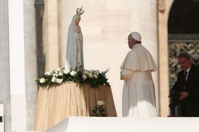 image:Image 13/source/orig/12083_Pope_Francis_prays_before_a_statue_of_Our_Lady_of_Fatima_May_13_2015_Credit_Daniel_Ibanez_CNA.jpg