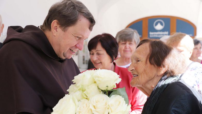 image:Image 15/source/orig/14410_na-pout-v-kostelnim-vydri-dorazily-stovky-lidi-p-vojtech-kodet-podepisoval-svou-knihu.JPG