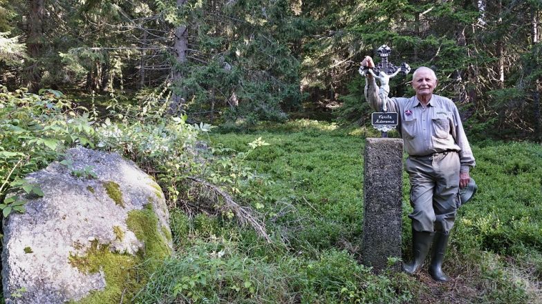 image:Image 15/source/orig/14577_size4-16361035660578-2-chodi-po-sumave-a-opravuje-krizky-jednou-jsem-zlomil-zebro-vypravi-schneedorf.jpg