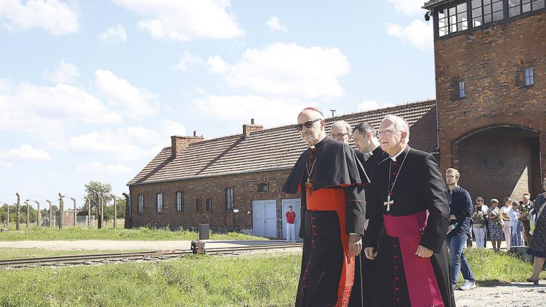 image:Image 16/source/orig/15370_kardinal-czerny-navstivil-osvetim.jpg