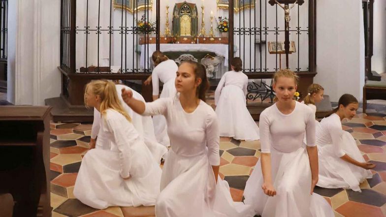 image:Image 17/source/orig/16956_santiniho-chram-stoji-na-zelene-hore-300-let.jpg