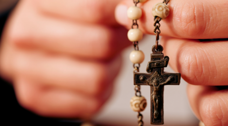 image:Image 18/source/orig/17275_woman-holds-the-beads-of-a-rosary.png