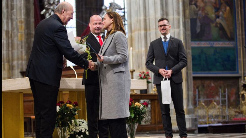 image:Image 19/source/orig/18207_charita-ocenila-dobrovolniky-i-arcibiskupa.jpg