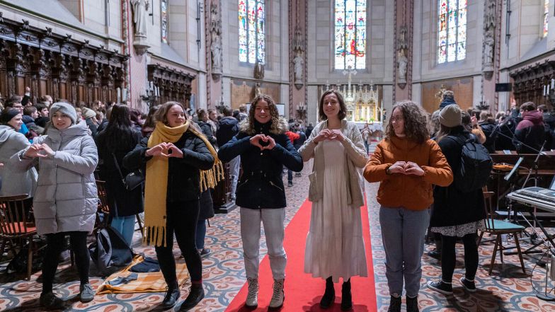 image:Image 20/source/orig/19623_mladi-lide-se-potkali-s-biskupy.jpeg