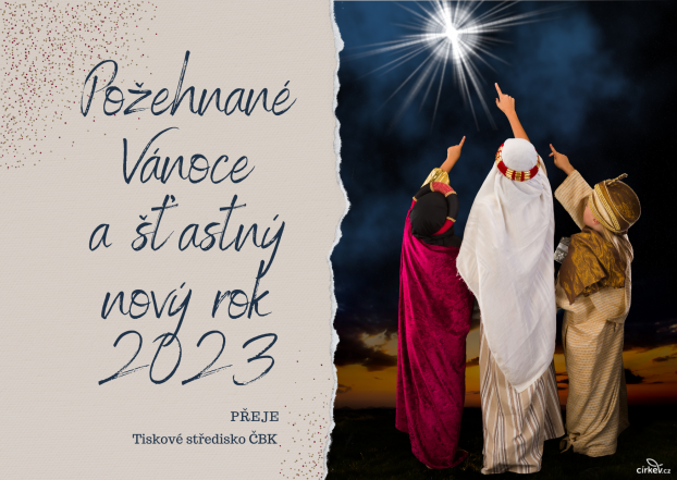 image:Image 22/source/orig/21150_ivory-gold-aesthetic-elegant-festive-family-photo-congratulation-merry-christmas-card.png