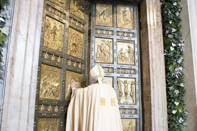 image:Image 31/source/orig/30339_23871_0_pope_francis_opens_the_holy_doors_at_st_peters_basilica_to_begin_the_jubilee_year_of_mercy_dec_8_2015_credit_losservatore_romano_cna_12_8_15.jpg