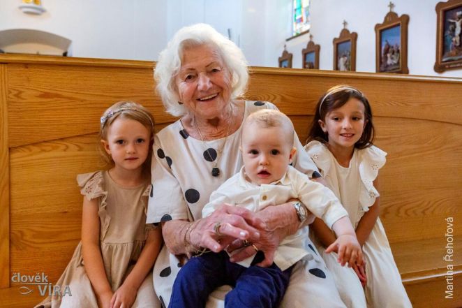 image:Image 38/source/orig/37175_25351_0_prarodice-seniori.jpg