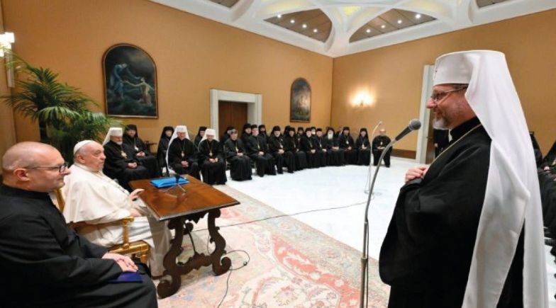 image:Image 41/source/orig/40526_papa-con-obispos-ucranianos-mesa-de-trabajo-1-2048x1134.jpg
