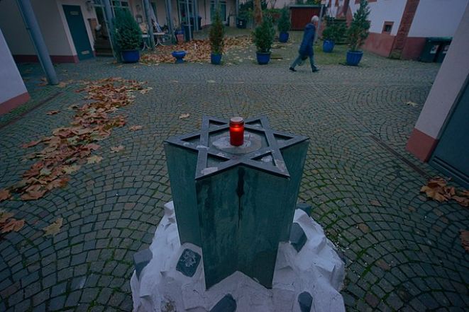 image:Image 46/source/orig/45119_640px-gedenkstein-novemberpogrome-1938-ottweiler-2018-11-25-01.jpg