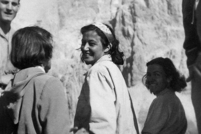 image:Image 47/source/orig/46894_15-16-s-nekterymi-z-prvnich-fokolarinu-a-fokolarinek-1-980x653.jpg