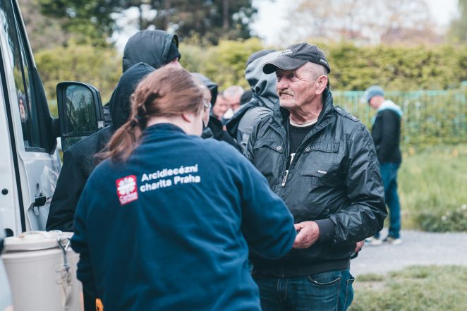 image:Image 47/source/orig/46976_mobilni-vydej-polevky-lidem-bez-domova-1.jpg