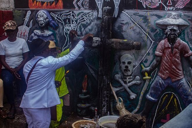 image:Image 50/source/orig/49625_un-homme-devant-une-croix.jpg