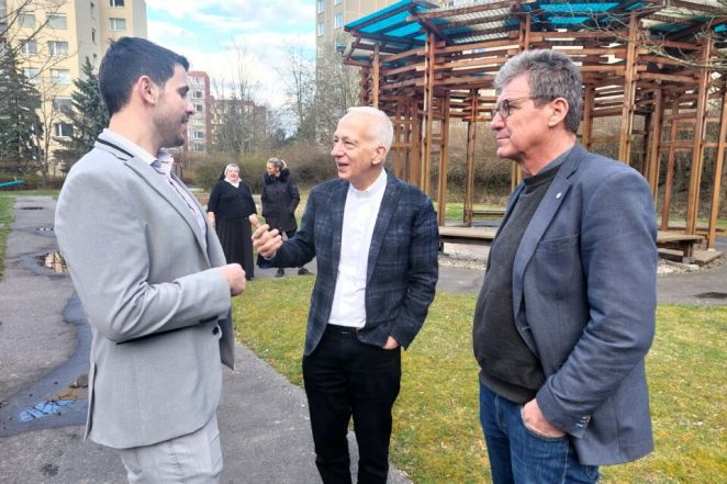 image:Image 54/source/orig/53693_zahrada-azyloveho-domu-gloria-zleva-jakub-licka-p-michael-landau-marc-somers-960x640.jpg