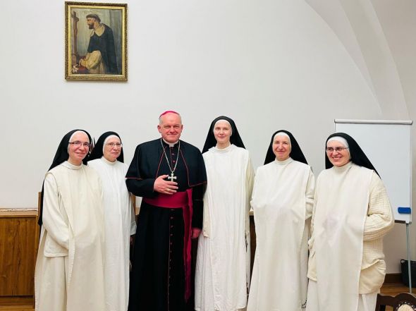 image:Image 56/source/orig/55736_37005_0_240419-arcibiskup-dominikanky.jpg