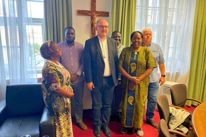 image:Image 63/source/orig/62832_ugandsti-partneri-hledali-cesty-k-efektivnejsi-pomoci-potrebnym-behem-navstevy-v-praze-3-002.jpg