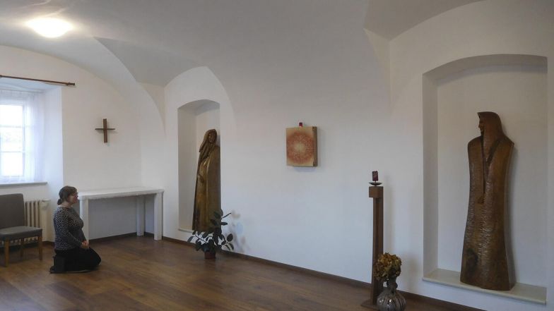 image:Image 65/source/orig/64512_64433-karmelitky-otevrely-dum-pro-hosty.jpg