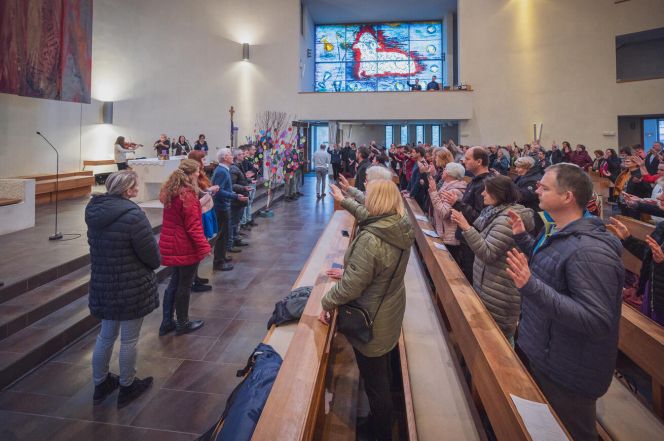 image:Image 67/source/orig/66655_48936_0_charismaticka-konference.jpg