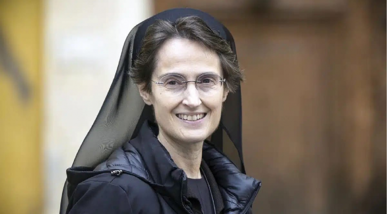 image:Image 68/source/orig/67533_nacida-en-roma-en-1969-la-hermana-petrini-es-miembro-de-las-hermanas-franciscanas-de-la-eucaristia-01.png