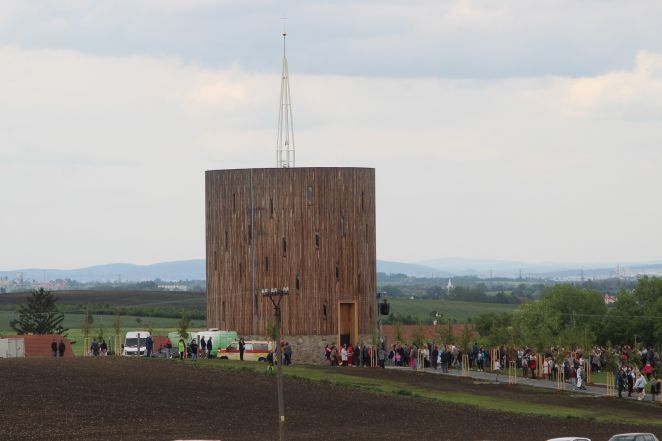 image:Image 68/source/orig/67550_stolete-cekani-skoncilo-nesvacilka-ma-vysvecenou-novou-kapli-01.jpg