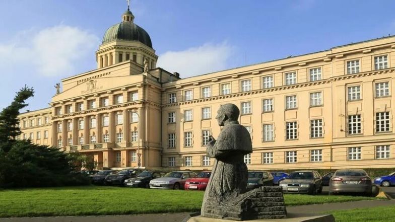 image:Image 7/source/orig/6331_2171_budova-zvenku-hk-010.jpeg