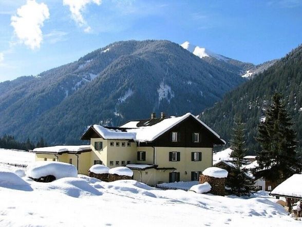 image:Image 7/source/orig/6963_3276_0_velehrad-dolomity.jpeg