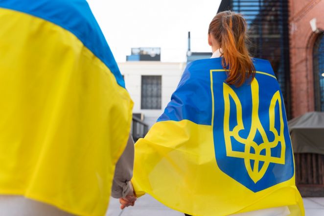 image:Image 70/source/orig/69800_back-view-people-wearing-ukrainian-flags-23-2149407277.jpg