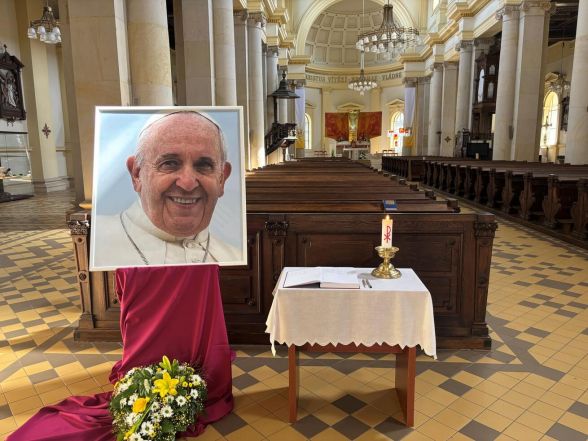 71/source/orig/70266_70253-53496-0-kondolencni-misto2.jpg image:Image 71/source/orig/70266_70253-53496-0-kondolencni-misto2.jpg