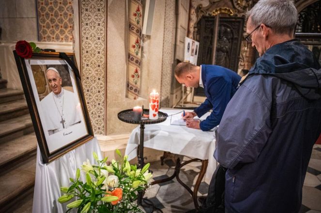 71/source/orig/70304_53589_0_250424-requiem-za-papeze-0.jpg image:Image 71/source/orig/70304_53589_0_250424-requiem-za-papeze-0.jpg