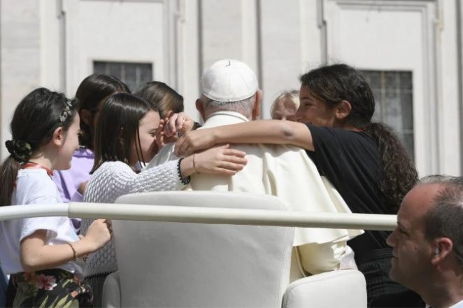 image:Image 71/source/orig/70453_popefrancisgeneralaudience3041724-1745819808-jpg-ezgif-com-webp-to-jpg-converter.jpg