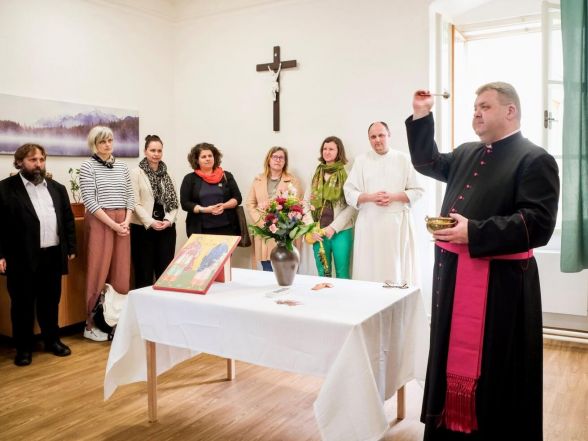 image:Image 72/source/orig/71855_55282_0_250526-zehnani-charita-oc.jpg