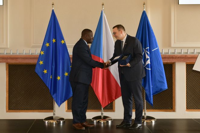 image:Image 74/source/orig/73049_mboizi-grace-s-ministrem-janem-lipavskym.jpg