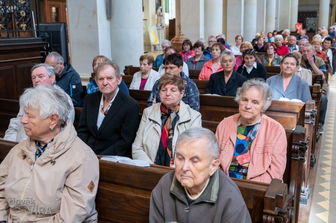 image:Image 74/source/orig/73089_07-pout-senioru-2025.jpg