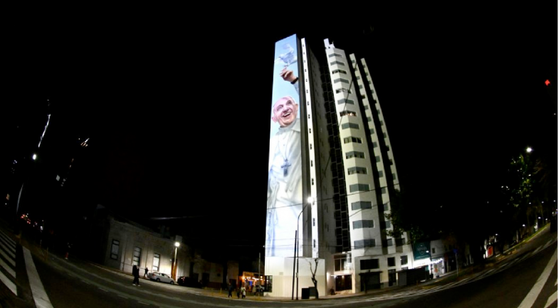 image:Image 75/source/orig/74332_las-autoridades-locales-senalaron-que-se-trata-del-mural-mas-grande-del-mundo-dedicado-al-primer-pontifice-argentino-01.png