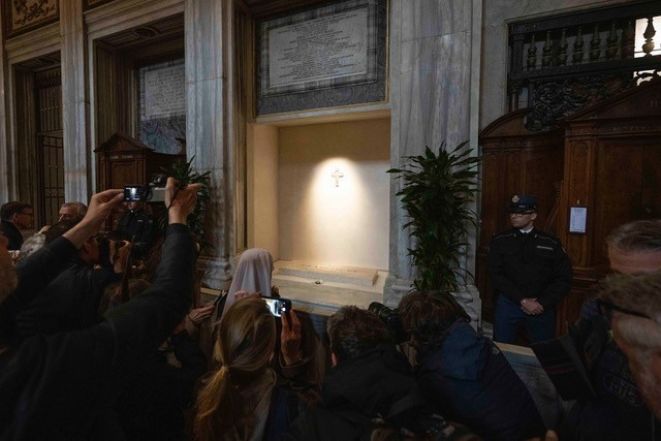 image:Image 75/source/orig/74736_grab-von-papst-franziskus-grab-3.jpg