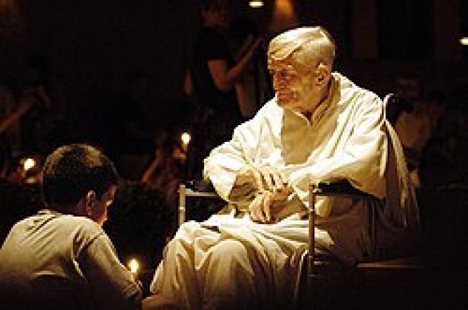 image:Image 75/source/orig/74810_brother-roger-at-prayer.jpg