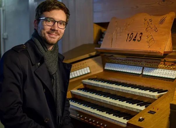 image:Image 76/source/orig/75451_75410-59576-0-fotka-s-varhanama-v-trebechovicich-ezgif-com-webp-to-jpg-converter.jpg