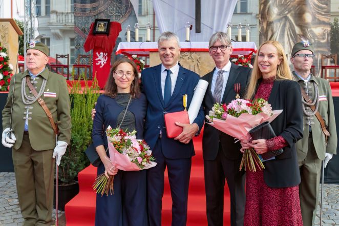 image:Image 77/source/orig/76563_frne8757-1.jpg