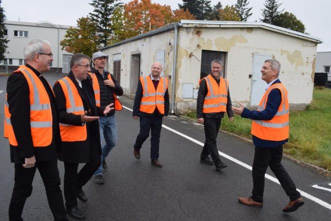 image:Image 78/source/orig/77214_61464_0_biskup-martin-se-pri-oslave-peti-let-charitnich-dilen-pripojil-k-papucovemu-dni-2-2.jpeg