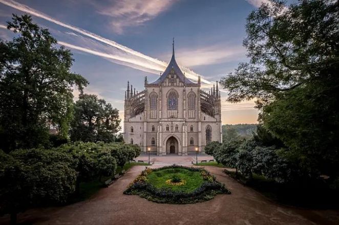 image:Image 78/source/orig/77318_61584_0_-barbory_zari_011_ales-otava-photography-hanka-krejbichova-photography.jpg