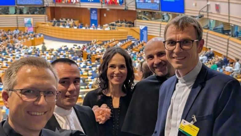 image:Image 78/source/orig/77529_61889_0_eu-zamecnik.jpg