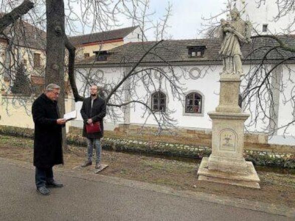 image:Image 80/source/orig/79682_64266_0_cb_zehnani-sochy-sjn_kotous_w07-400x300.jpg