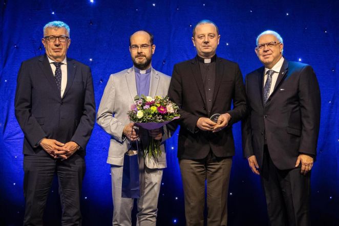 image:Image 82/source/orig/81566_66281_0_za-biskupstvi-ostravsko-opavske-daniel-vicha-a-jan-czudek-uprostred-zleva.jpg