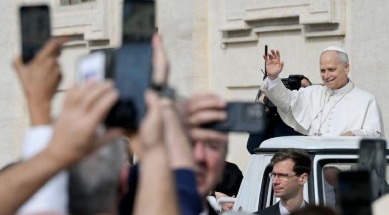 image:Image 84/source/orig/83702_una-nueva-encuesta-nacional-sugiere-que-el-primer-papa-nacido-en-estados-unidos-inspira-actualmente-un-sentimiento-mas-favorable-entre-los-votantes-estadounidenses-01.jpg